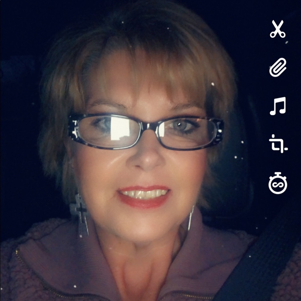 Meet your Posher, Lorrie